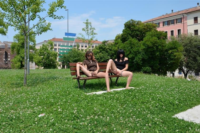 Cover 3 Barefoot Urban Nudity: GIN & DEIANIRA 22 Photos