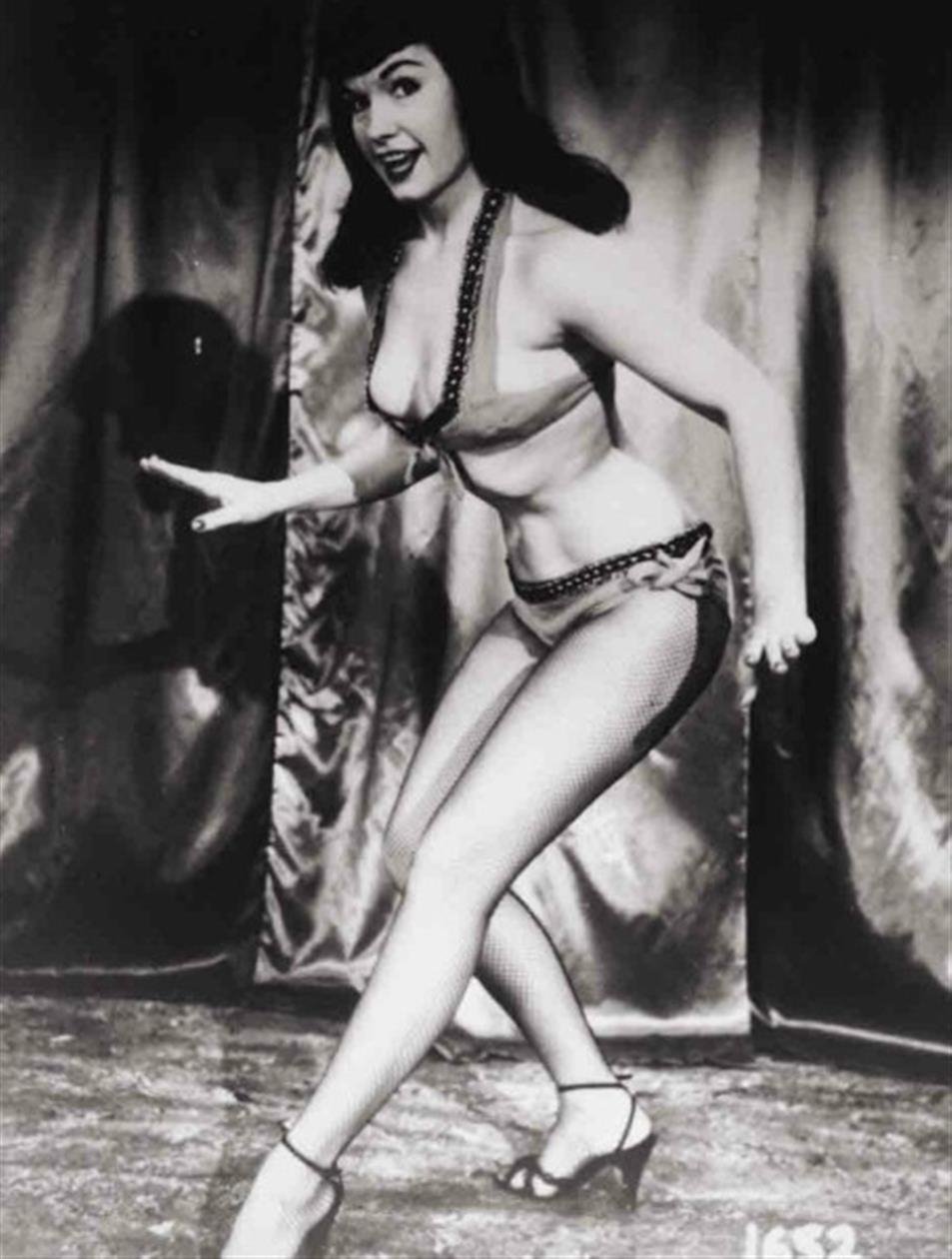 Bettie Page - Leg Action - 13 Photos