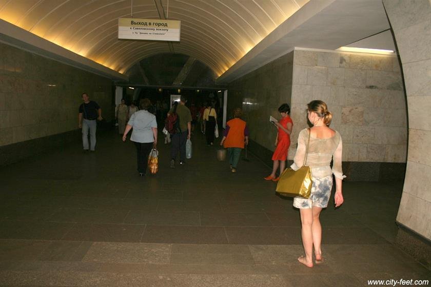 Cover 4 In the metro without shoes 34 Photos