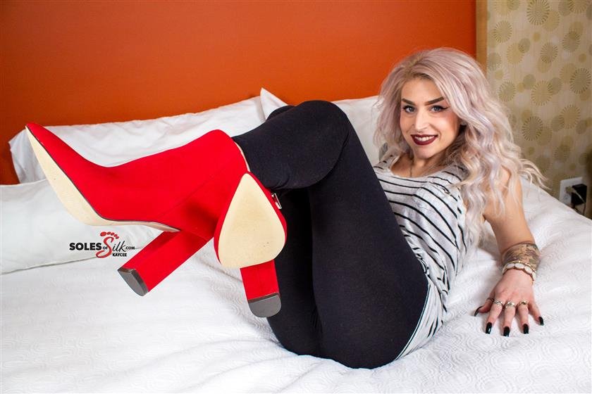 Cover 3 Soles of Silk - red booties 65 Photos