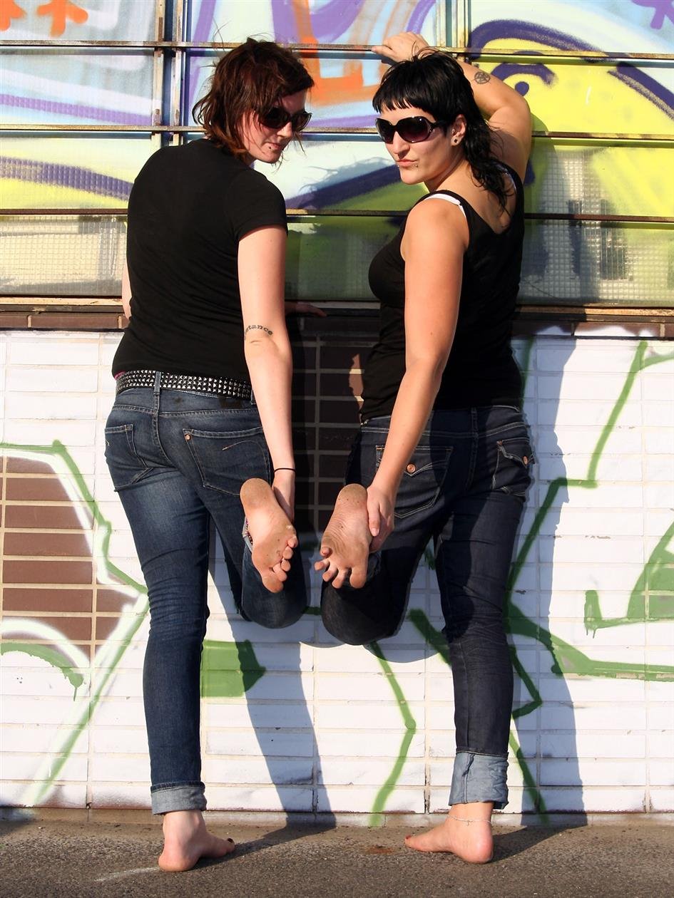 Cover 4 Toes In Action - Leane and Tomma set 002 14 Photos