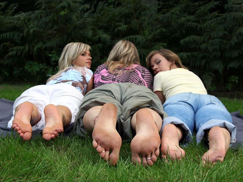 Cover 4 Toes In Action - Three Girls set 003 28 Photos