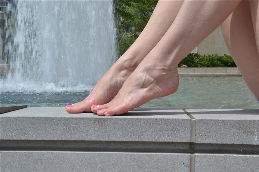 Cover 4 Canadian Foot Babes - Saffron 28 Photos