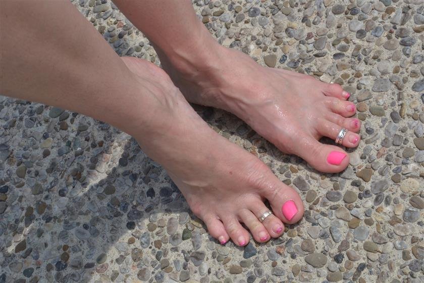 Cover 4 Canadian Foot Babes - Saffron 35 Photos