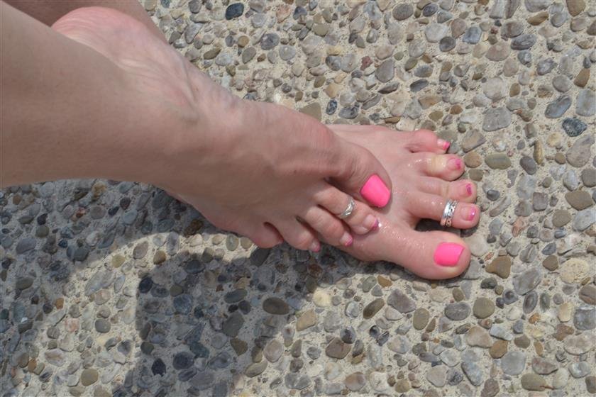 Cover 3 Canadian Foot Babes - Saffron 35 Photos