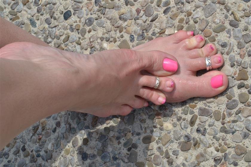 Cover 2 Canadian Foot Babes - Saffron 35 Photos