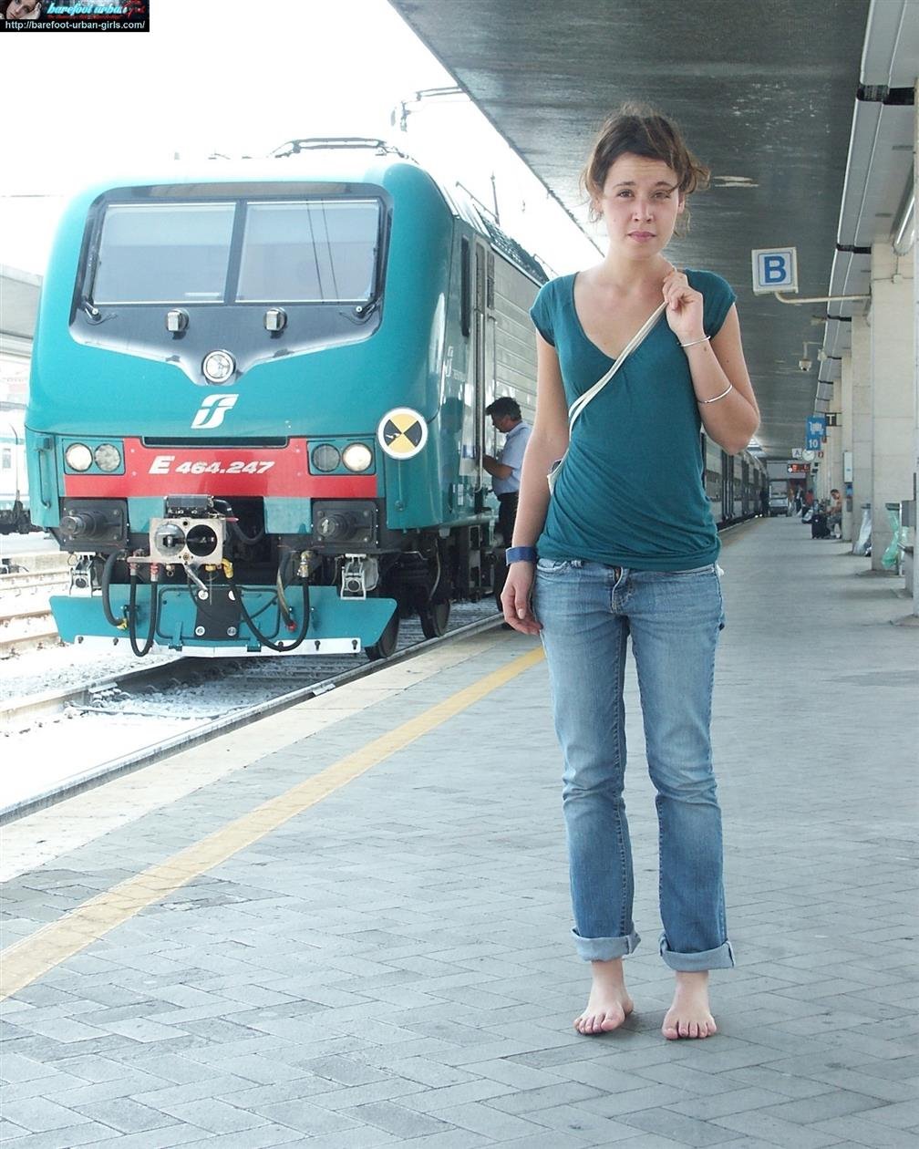 Cover 4 Barefoot Urban Girls - Barefoot Urban Girls: TOSCA 01 20 Photos