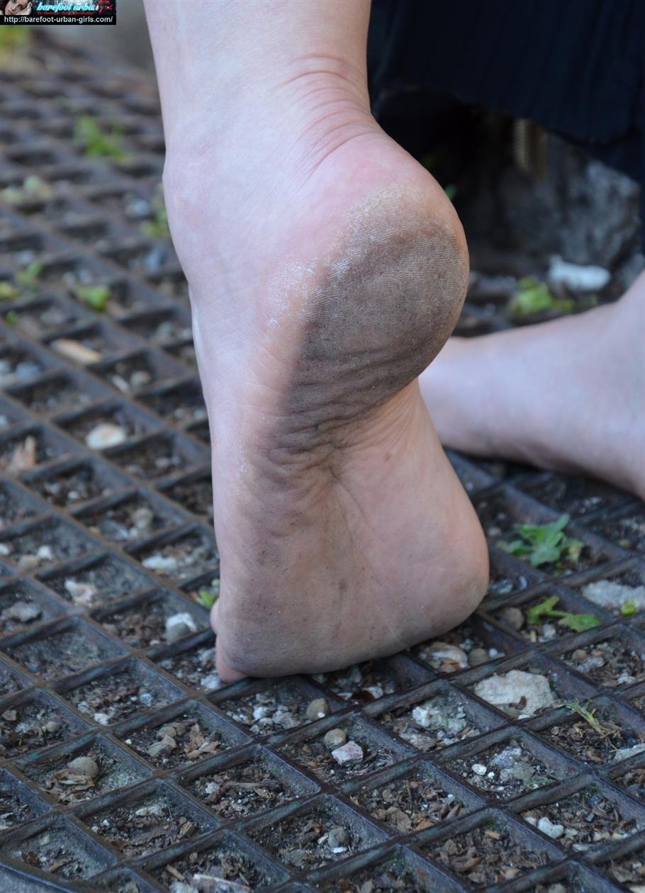 Cover 2 Barefoot Urban Girls - FAIRY: a barefoot day in Verona set 5 14 Photos