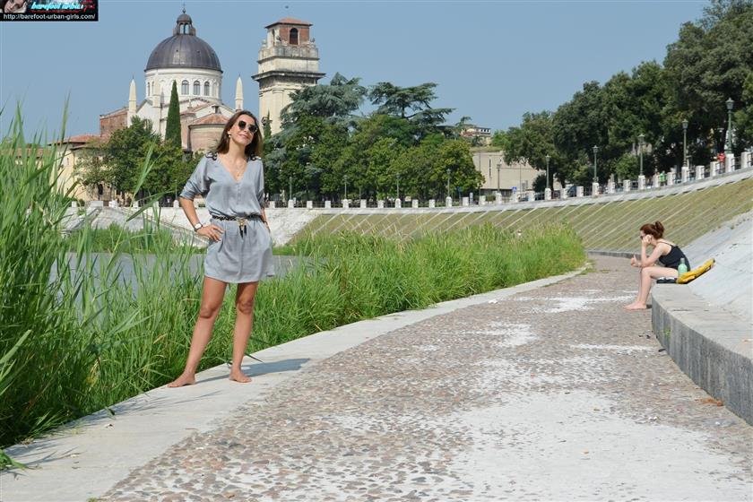 Cover 5 Barefoot Urban Girls - AMELIE's hot barefoot morning set 2 21 Photos