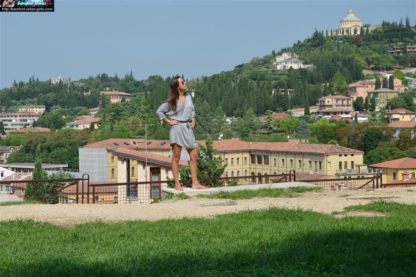 Cover 6 Barefoot Urban Girls - AMELIE's hot barefoot morning set 2 21 Photos