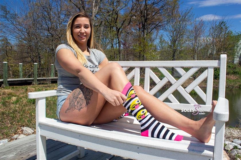 Cover 5 Soles of Silk - emoji socks 67 Photos