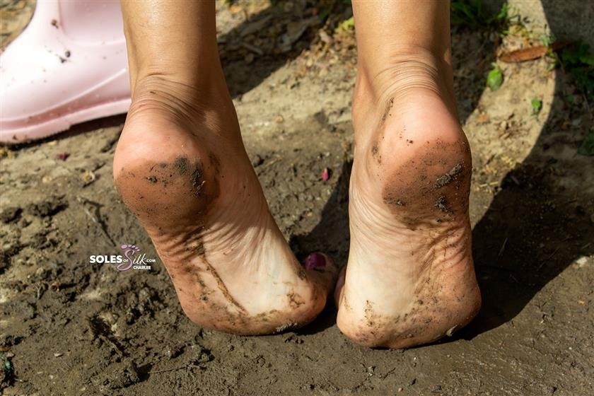 Cover 6 Soles of Silk - super muddy rain boots 65 Photos