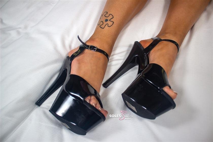 Cover 5 Soles of Silk - heels bigger than 52 Photos